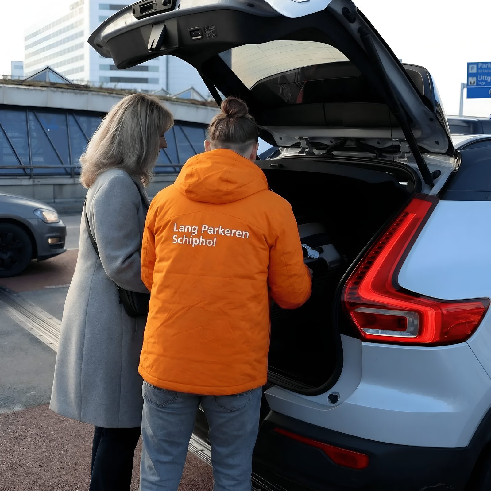 Onze medewerker helpt met de bagage bij het instappen
