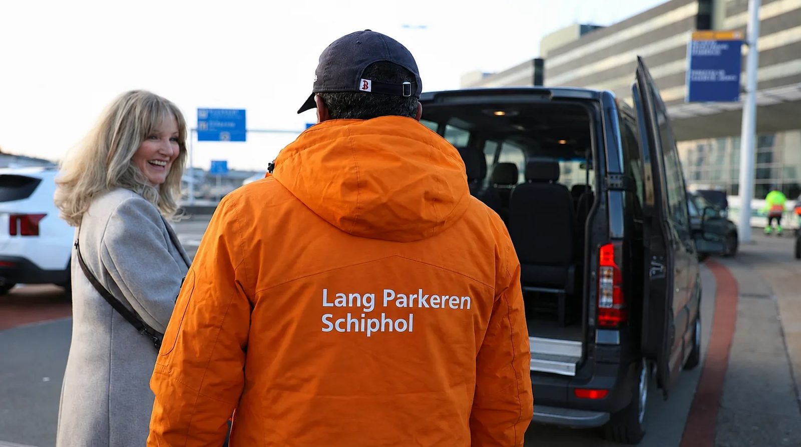 Chauffeur met de shuttlebus bij de vertrekhal