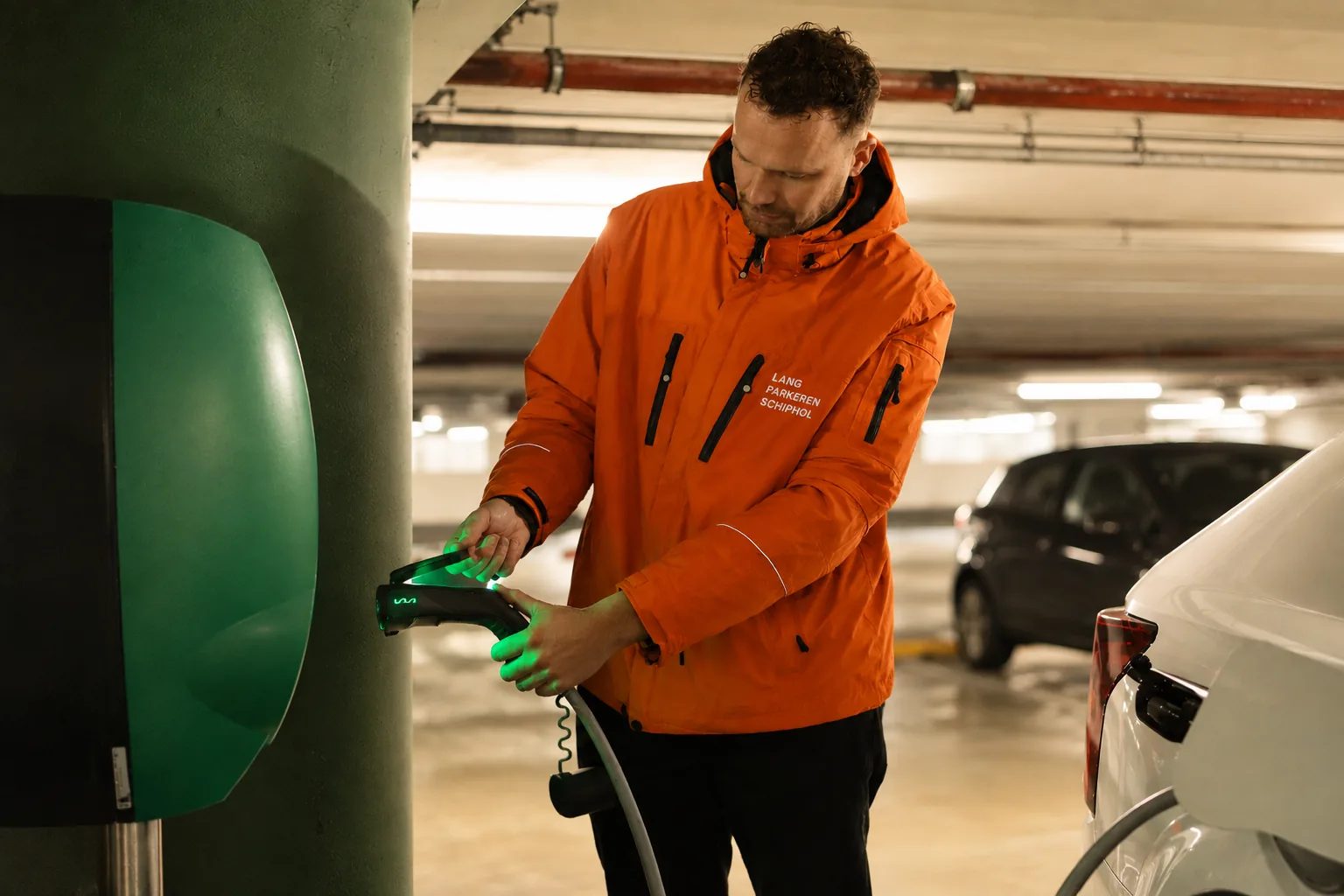 Elektrische auto aan de laadpaal in onze parkeergarage